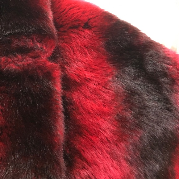 Striking red and black lined soft and thick faux fur wrap - Picture 5 of 5